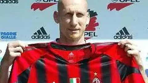 詹姆斯传球失误被断 怀特反击轻松得分